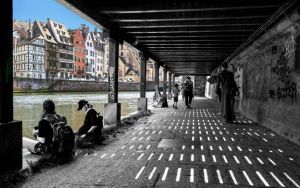 Fotograf Ahmed Touil: dunkel-hell // sw-Farbe// sitzen-stehen // trocken-nass