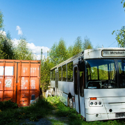 ausrangierter Bus hinter dem Wasserturm - Fotografin Jutta R. Buchwald
